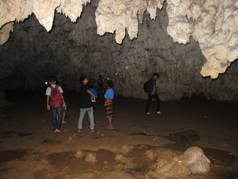 Ruang pertama di dalam Gua Batu (Putri/detikTravel) Ruang pertama di dalam Gua Batu (Putri/detikTravel)