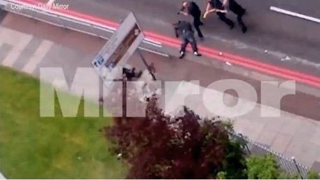 Beredar Video Pelaku Seret Tentara Inggris yang Dibunuh Sadis di Jalanan Beredar Video Pelaku Seret Tentara Inggris yang Dibunuh Sadis di Jalanan