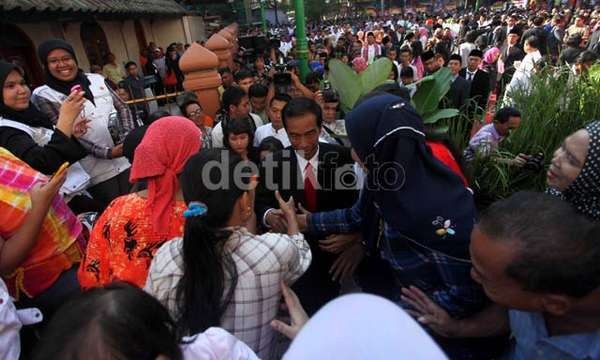 Menakar Peluang Jokowi Sebagai Capres 2014 Menakar Peluang Jokowi Sebagai Capres 2014