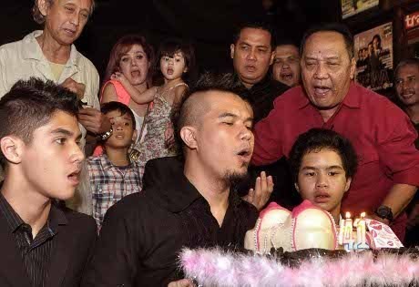 10 Berita Selebriti Terpopuler Hari Ini 10 Berita Selebriti Terpopuler Hari Ini
