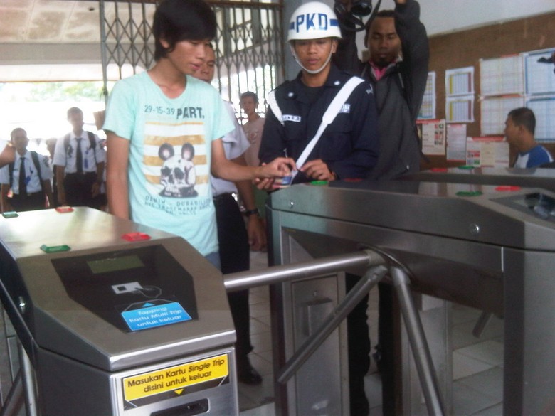 Mulai 1 Juli 2013, Tiket Kertas KRL Non Ekonomi Dihapuskan Mulai 1 Juli 2013, Tiket Kertas KRL Non Ekonomi Dihapuskan