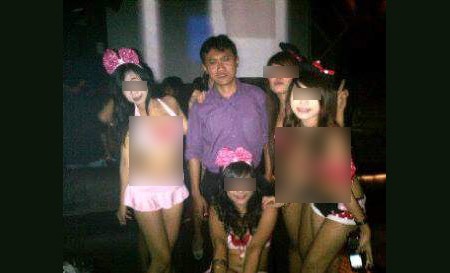Foto Bareng Penari Striptis, Arya Wiguna Dinilai Dewi Sanca Tak Bermoral Foto Bareng Penari Striptis, Arya Wiguna Dinilai Dewi Sanca Tak Bermoral