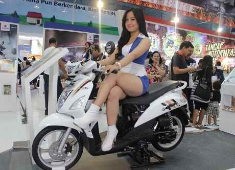 Si Cantik nan Seksi di Booth Pabrikan Motor Si Cantik nan Seksi di Booth Pabrikan Motor