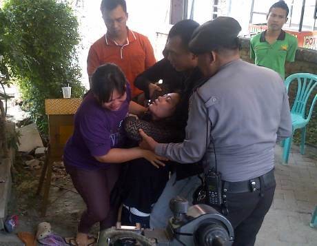 Kekasih Sopir Mobil ATM yang Tertembak Polisi di Semarang Histeris Kekasih Sopir Mobil ATM yang Tertembak Polisi di Semarang Histeris