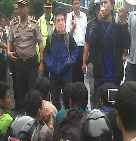 Parodi \Demi Tuhan\ Arya Wiguna Warnai Demo BBM Parodi \Demi Tuhan\ Arya Wiguna Warnai Demo BBM