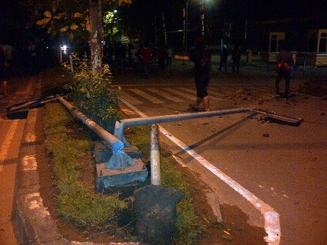 Demo Hingga Tengah Malam, Mahasiswa Bentrok dengan Polisi Demo Hingga Tengah Malam, Mahasiswa Bentrok dengan Polisi