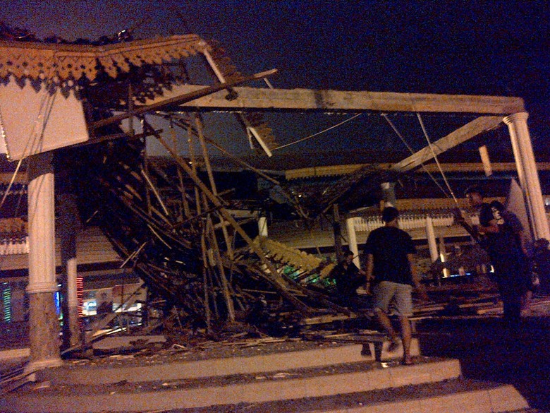 Bangunan Pendopo Lapangan Merdeka Medan Ambruk Bangunan Pendopo Lapangan Merdeka Medan Ambruk