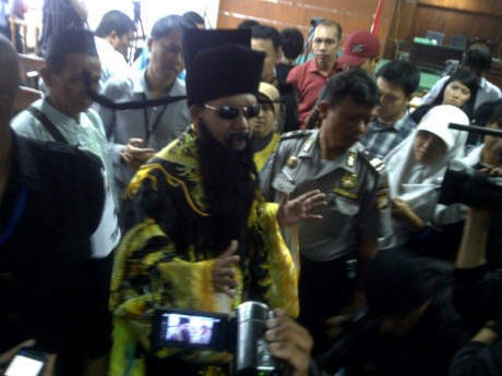 Ada \Hakim Bao\ di Sidang Luthfi Hasan Ada \Hakim Bao\ di Sidang Luthfi Hasan