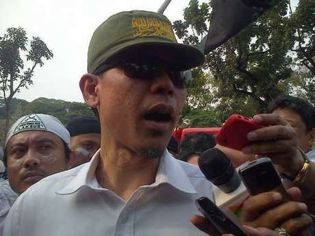 Jubir FPI Munarman Siram Sosiolog Tamrin Tomagola Saat Diskusi di TV One Jubir FPI Munarman Siram Sosiolog Tamrin Tomagola Saat Diskusi di TV One
