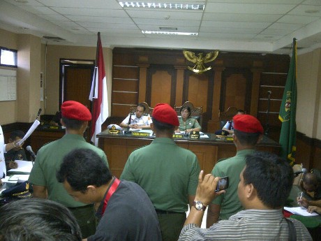 Sidang Kasus Cebongan, 12 Terdakwa Kopassus Kembali Teriakkan \Komando!\ Sidang Kasus Cebongan, 12 Terdakwa Kopassus Kembali Teriakkan \Komando!\