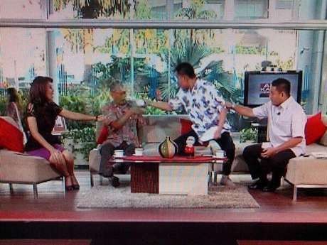 Ini Video Saat Munarman Menyiram Tamrin Tomagola di TVOne Ini Video Saat Munarman Menyiram Tamrin Tomagola di TVOne