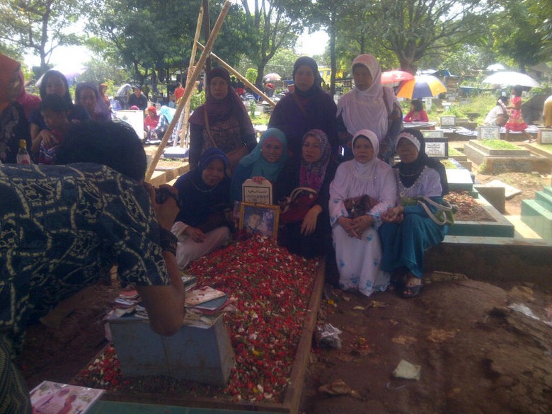 Cerita Tukang Foto Keliling Mengais Rezeki di Makam Uje Cerita Tukang Foto Keliling Mengais Rezeki di Makam Uje
