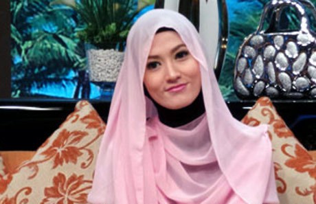 Kisah Lyra Virna yang Jilbabnya Dianggap Bisa Dibongkar-pasang Kisah Lyra Virna yang Jilbabnya Dianggap Bisa Dibongkar-pasang