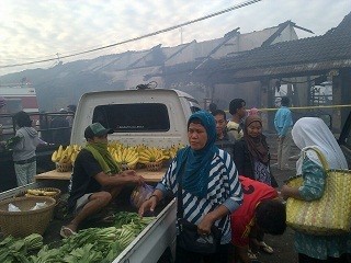 Pedagang Pasar Babadan Semarang Tetap Berjualan di Tengah Asap Pedagang Pasar Babadan Semarang Tetap Berjualan di Tengah Asap