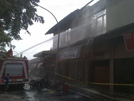 Api di Pasar Babadan Semarang Padam, Petugas Pemadam Tetap Siaga Api di Pasar Babadan Semarang Padam, Petugas Pemadam Tetap Siaga