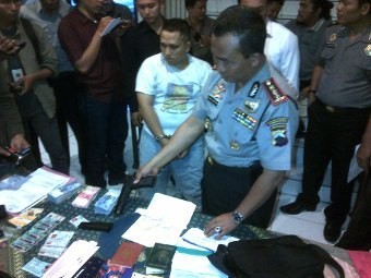 Polisi Tembak Kaki Rampok Bersenpi di Semarang Polisi Tembak Kaki Rampok Bersenpi di Semarang
