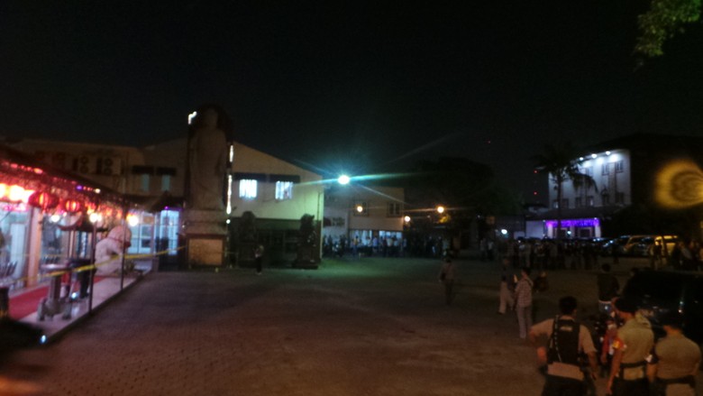 Ketika Bom Meledak, Acara Kebaktian di Dalam Vihara Terus Berjalan Ketika Bom Meledak, Acara Kebaktian di Dalam Vihara Terus Berjalan