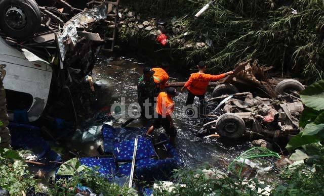 Ini Pikap yang Terseret Bus Giri Indah Hingga ke Sungai Ini Pikap yang Terseret Bus Giri Indah Hingga ke Sungai