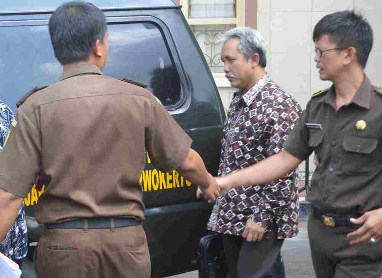 Terseret Kasus Korupsi, Rektor Unsoed Ditahan Usai Diperiksa 4 Jam Terseret Kasus Korupsi, Rektor Unsoed Ditahan Usai Diperiksa 4 Jam