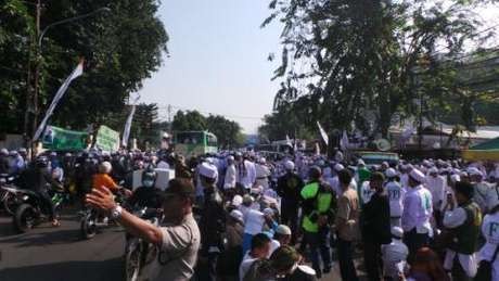 FPI Mulai Konvoi, Lalin Petamburan Macet FPI Mulai Konvoi, Lalin Petamburan Macet