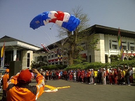 Turun di Gedung Sate, 3 Penerjun Payung Disambut Meriah Turun di Gedung Sate, 3 Penerjun Payung Disambut Meriah