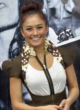 \Coke Bottle\, Single Internasional Perdana Agnes Monica \Coke Bottle\, Single Internasional Perdana Agnes Monica
