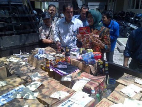 Alat Produksi Obat Ilegal dan Mi Berformalin Senilai Rp 1,4 M Dimusnahkan Alat Produksi Obat Ilegal dan Mi Berformalin Senilai Rp 1,4 M Dimusnahkan