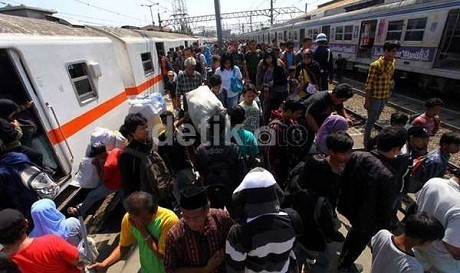 Beri \Hadiah\ Orang Naik KRL, Ongkos Parkir Stasiun Mestinya Tak Mahal Beri \Hadiah\ Orang Naik KRL, Ongkos Parkir Stasiun Mestinya Tak Mahal