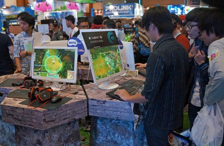 Gamers yang sedang menjajal Logitech (eno/detikINET) Gamers yang sedang menjajal Logitech (eno/detikINET)