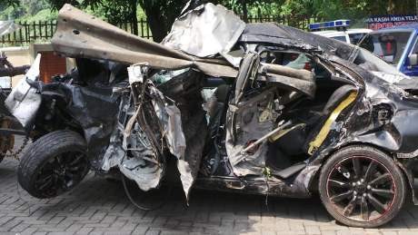 \Dililit\ Pembatas Jalan, Ini 8 Foto Dahsyatnya Kerusakan Mobil Dul \Dililit\ Pembatas Jalan, Ini 8 Foto Dahsyatnya Kerusakan Mobil Dul