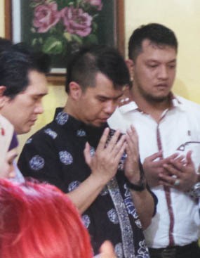 Dul Terus Pegangi Tangan Maia Dul Terus Pegangi Tangan Maia