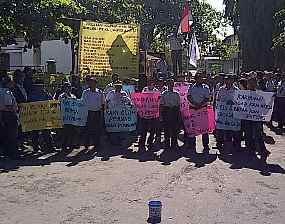 Ratusan Karyawan Pabrik Kertas Leces Demo Usung 9 Tuntutan Ratusan Karyawan Pabrik Kertas Leces Demo Usung 9 Tuntutan