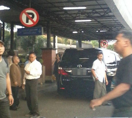 Ada Rambu Larangan, Alphard Masih Parkir Sembarangan di Bandara Cengkareng Ada Rambu Larangan, Alphard Masih Parkir Sembarangan di Bandara Cengkareng