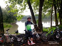 Start dari Perumahan BSI. Istirahat di pinggir setu Start dari Perumahan BSI. Istirahat di pinggir setu