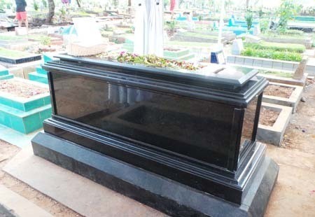 Keluarga Enggan Bongkar Makam Uje Keluarga Enggan Bongkar Makam Uje
