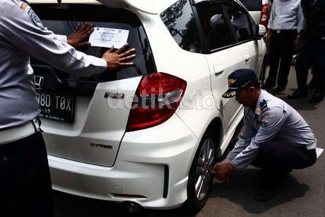 Korban Pencabutan Pentil Protes Mobil TNI Tidak Kena Razia di Jl Pramuka Korban Pencabutan Pentil Protes Mobil TNI Tidak Kena Razia di Jl Pramuka