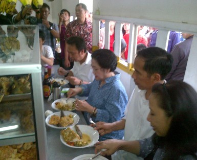 Usai Kunjungi Waduk, Mega dan Jokowi Makan di Warteg Usai Kunjungi Waduk, Mega dan Jokowi Makan di Warteg
