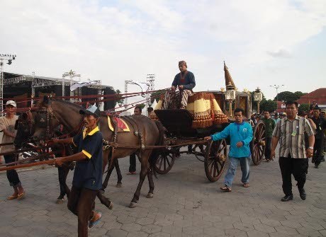 12 Kereta Pusaka Dikeluarkan untuk Uji Coba Rute Kirab Pengantin 12 Kereta Pusaka Dikeluarkan untuk Uji Coba Rute Kirab Pengantin