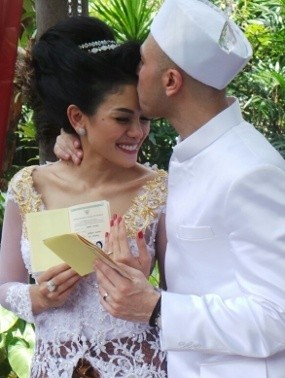 Cium Sang Suami, Nikita Mirzani Gemes Cium Sang Suami, Nikita Mirzani Gemes