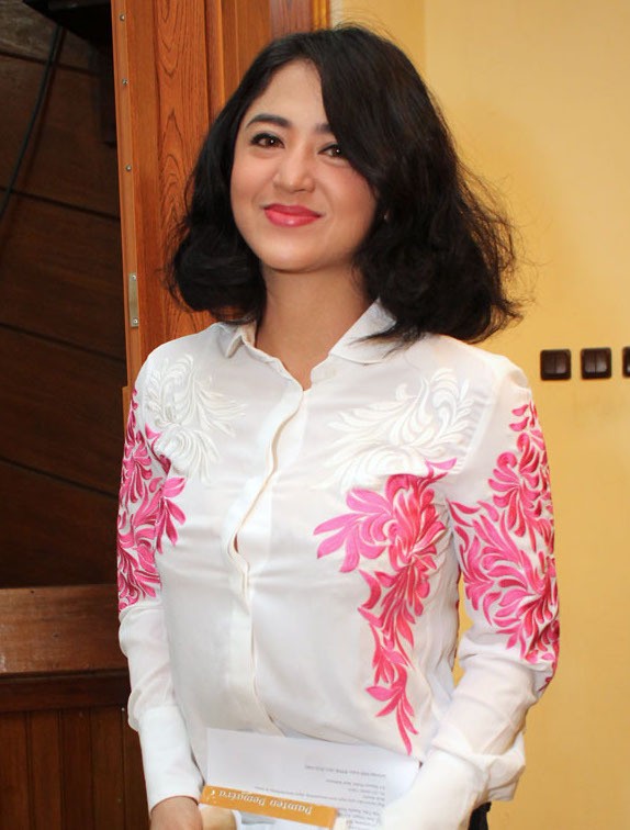 Dewi Persik Dikelilingi Banyak Lelaki di Film \Bangkit Dari Lumpur\ Dewi Persik Dikelilingi Banyak Lelaki di Film \Bangkit Dari Lumpur\