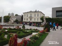 Taman indah dengan aneka rupa bunga di taman Istana Mirabel Taman indah dengan aneka rupa bunga di taman Istana Mirabel