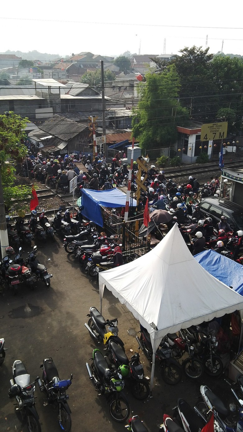 Ini Pintu Perlintasan Kereta Api Paling Horor di Jakarta Ini Pintu Perlintasan Kereta Api Paling Horor di Jakarta