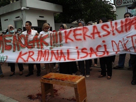 Minta dr Ayu Dibebaskan, Ratusan Dokter Demo di Kantor IDI Jakarta Minta dr Ayu Dibebaskan, Ratusan Dokter Demo di Kantor IDI Jakarta