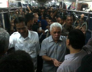 Serunya Jokowi dan Hatta Naik KRL, Celetukan \Lebih Ganteng di TV\ Serunya Jokowi dan Hatta Naik KRL, Celetukan \Lebih Ganteng di TV\