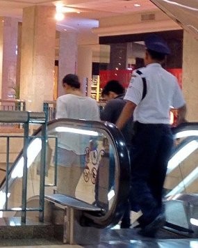 Sstt..Ariel dan Sophia Latjuba Kepergok Gandengan di Mal Sstt..Ariel dan Sophia Latjuba Kepergok Gandengan di Mal