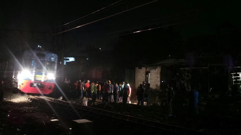 Rel yang Diganti Bengkok Akibat Terbakar Saat Tabrakan Rel yang Diganti Bengkok Akibat Terbakar Saat Tabrakan