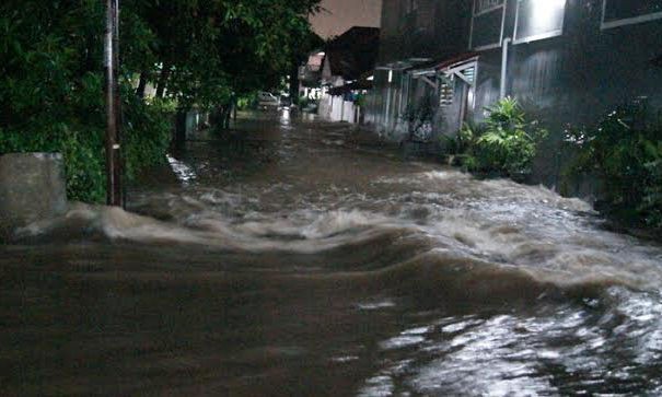 Banjir Rendam Kompleks Dosen IKIP Bekasi Banjir Rendam Kompleks Dosen IKIP Bekasi