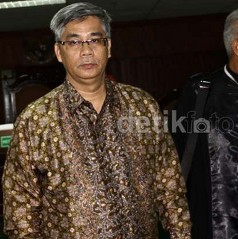 Serunya Perdebatan Akil Mochtar dan Hambit Bintih di Ruang Sidang Serunya Perdebatan Akil Mochtar dan Hambit Bintih di Ruang Sidang