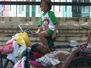 Becak Rumah Aisyah dan Ayahnya di Medan Didapat dari Hasil Mencicil Becak Rumah Aisyah dan Ayahnya di Medan Didapat dari Hasil Mencicil