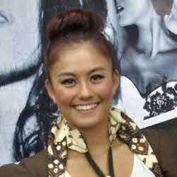 Rilis Video Klip Coke Bottle, Agnez Mo Langsung Kalahkan Miley Cyrus Rilis Video Klip Coke Bottle, Agnez Mo Langsung Kalahkan Miley Cyrus